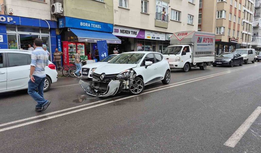 Eskişehir'de U Dönüşü Kazaya Neden Oldu: 2 Yaralı