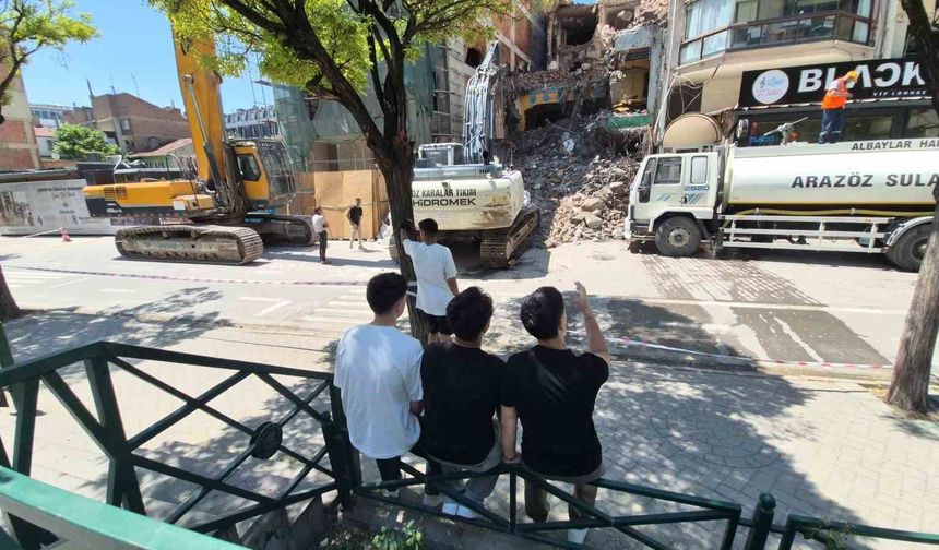 Eskişehir’de Yıkımı İzleyen Gençler Dikkat Çekti