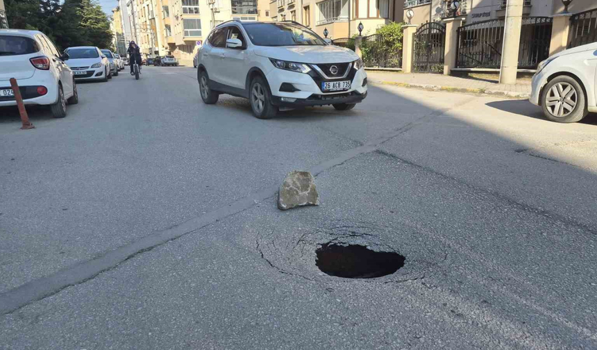 Eskişehir'de Yol Ortasında Çukur Oluştu