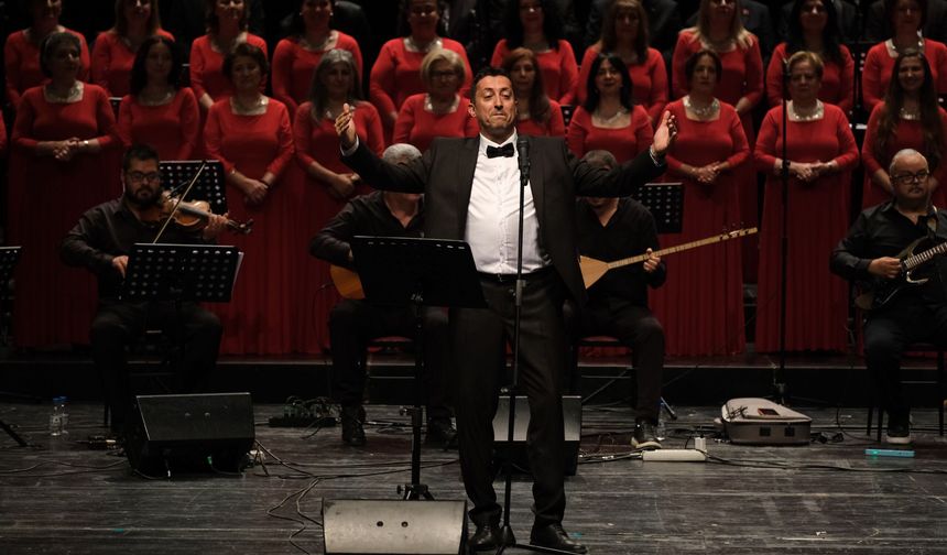 ESMEK Türk Halk Müziği Korosu Ayakta Alkışlandı