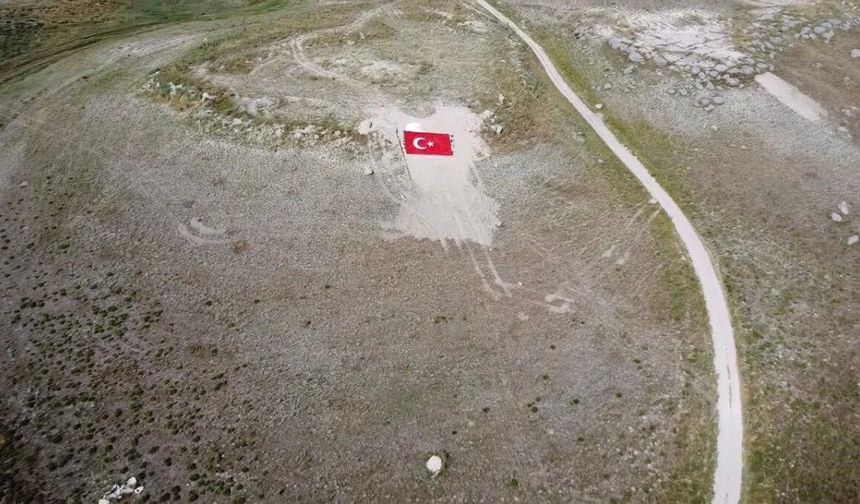 Gençler Milli Takıma Destek İçin Dev Türk Bayrağı Yaptı