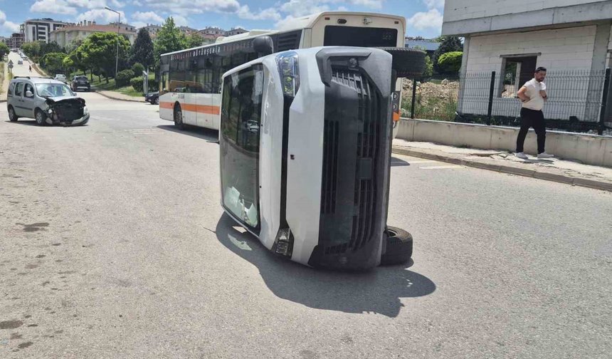 Hafif ticarinin çarptığı PTT aracı yan devrildi