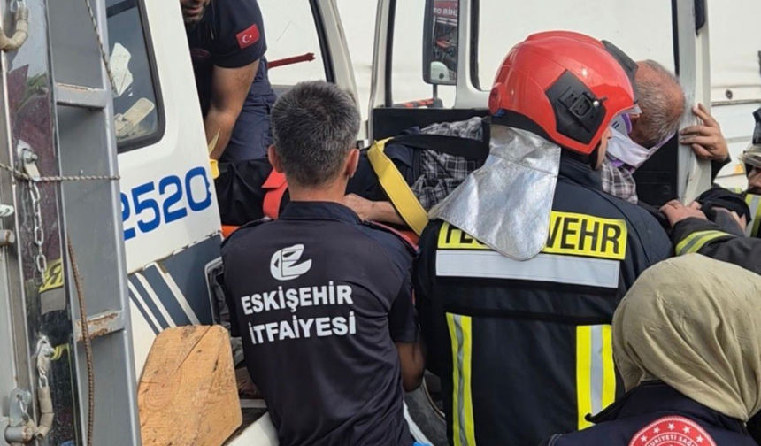 İki Kamyon Çarpıştı, Araçta Sıkışanları İtfaiye Çıkardı
