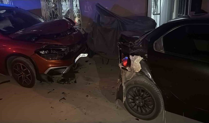 Kontrolden Çıkan Otomobil Park Halindeki Araçlara Çarptı