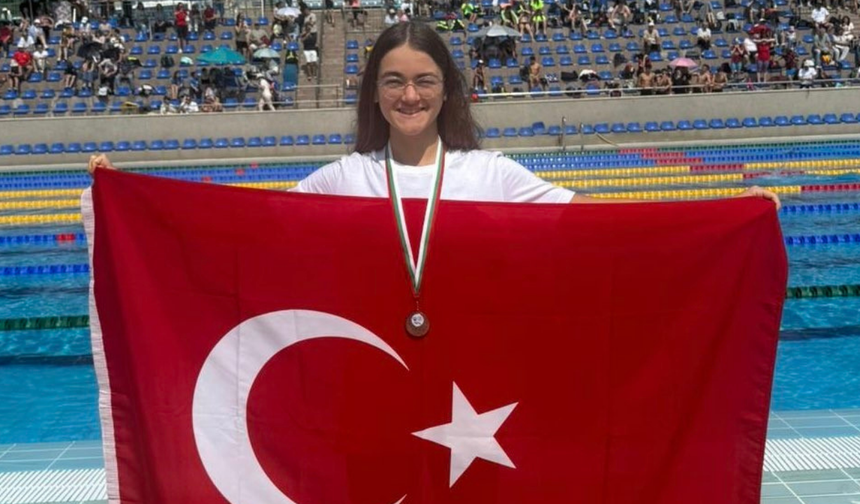 Milli Yüzücü Ecrin Çevik Bronz Madalya Kazandı