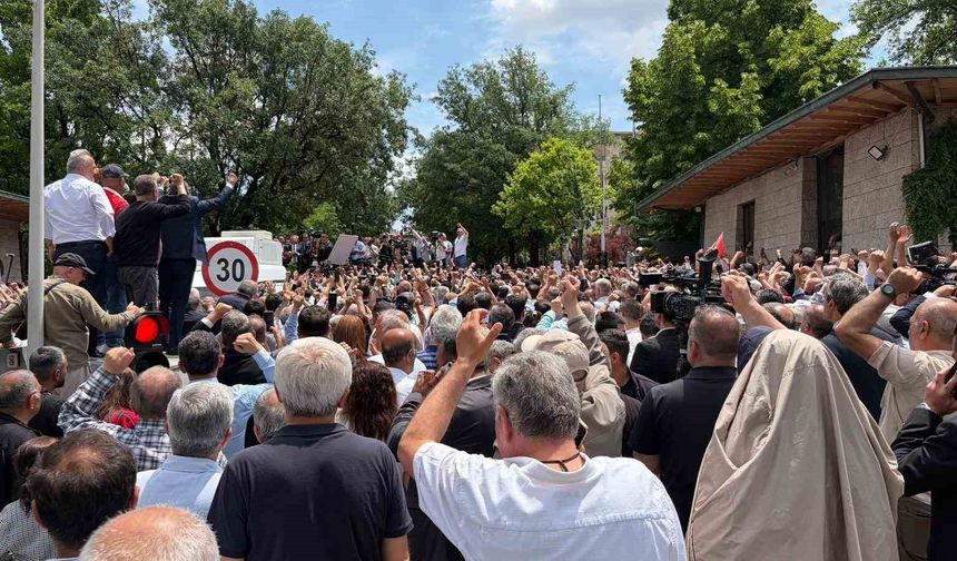 Özgür Özel TBMM Önünde Açıklama Yaptı