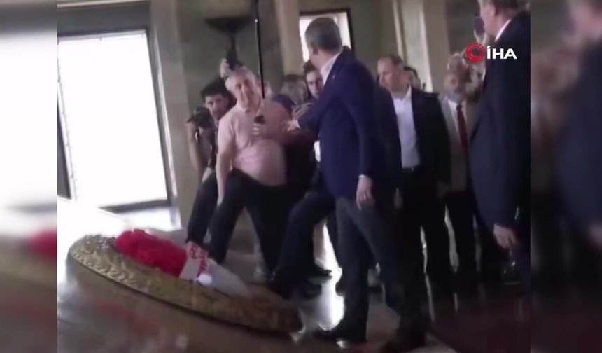 Özgür Özel’in Anıtkabir ziyaretinde çelenk krizi