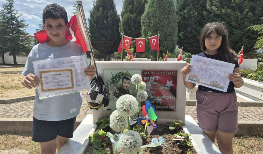 Şehit Çocukları Karnelerini Babalarının Kabrine Götürdü