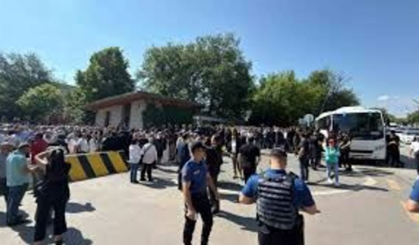 TBMM Önünde CHP Grupları Arasında Gerginlik