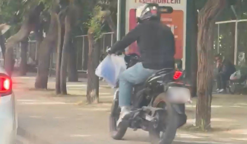 Trafikten Kaçtı, Motosikletiyle Kaldırıma Çıktı