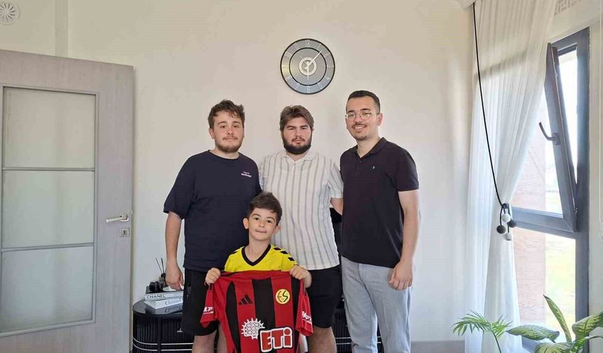 Üni Nefer’den Minik Eskişehirsporluya Anlamlı Jest