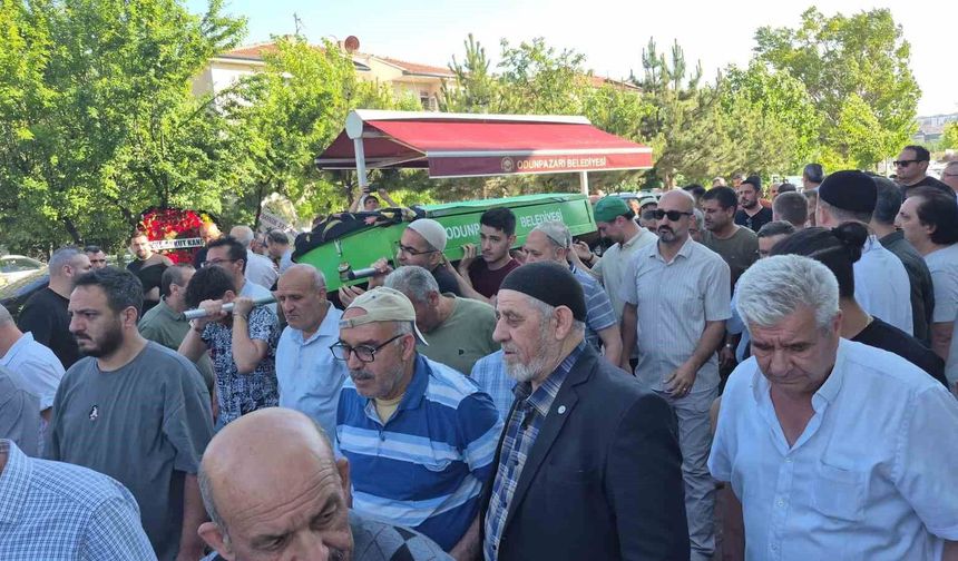 Ünlü Yazar'ın Annesi Eskişehir'de Son Yolculuğuna Uğurlandı