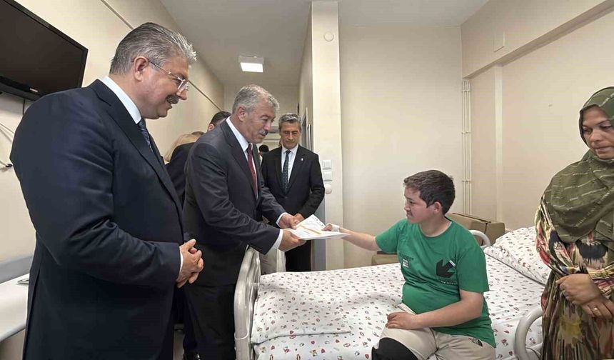 Vali Yılmaz hastanedeki öğrencilerin karne sevincine ortak oldu