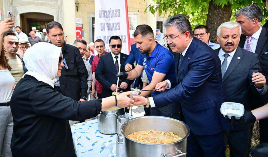 Vali Yılmaz, Vatandaşlara Aşure İkramında Bulundu