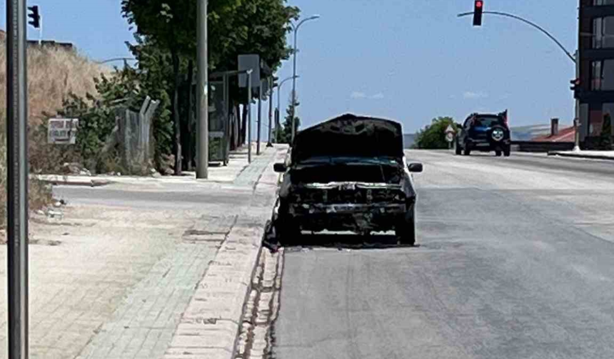 Yanmış Hurda Otomobil Kaderine Terk Edildi