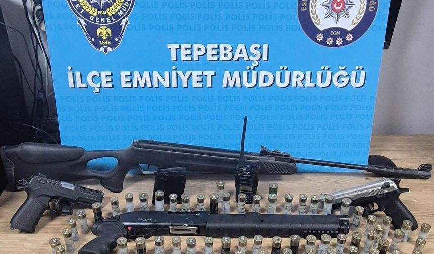 Eskişehir'de Sosyal Medyada Silah Paylaşan 2 Şüphelinin Evinden Cephanelik Çıktı