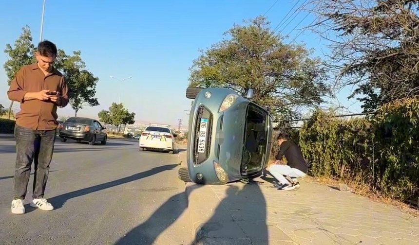 Eskişehir'de Kontrolden Çıkan Otomobil Yan Yattı