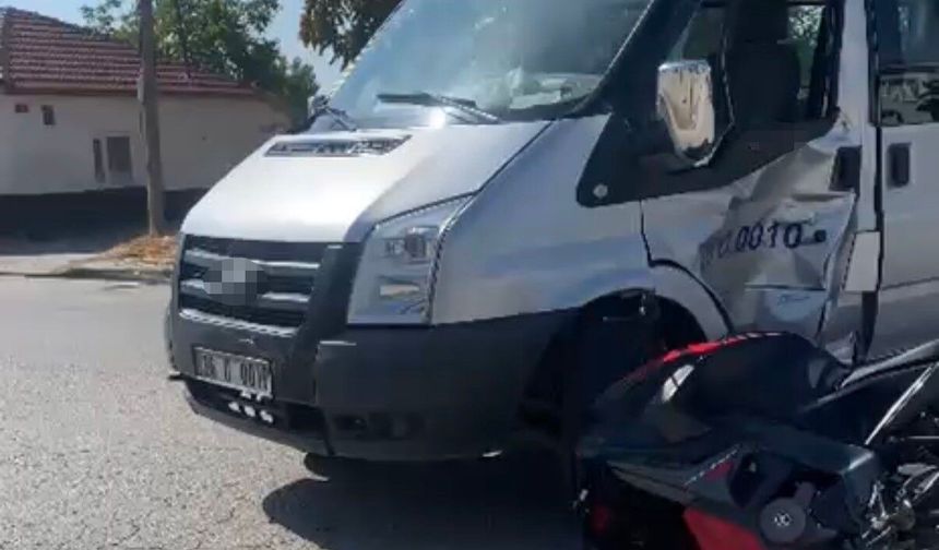 Dolmuşun Kapısına Çarptı! Motosiklet Sürücüsü Hastaneye Kaldırıldı
