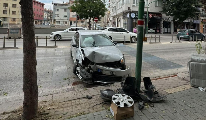 Atatürk Caddesi'nde trafik kazası: Otomobil direğe çarptı