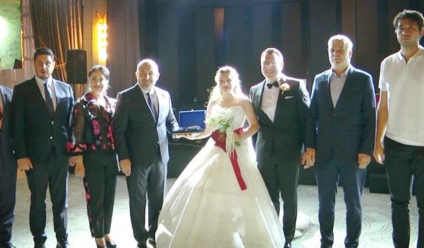 AK Parti Heyeti Düğünde Genç Çifti Yalnız Bırakmadı