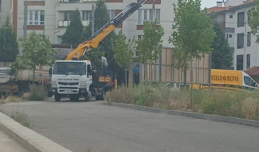 AK Parti'den Billboard Tepkisi: “Kim Kurdu, Kim Söküyor?”