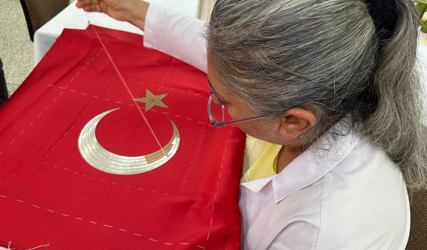 Türk Bayrağına İğne İğne Sanat: 20 Günlük Emek Dikkat Çekiyor