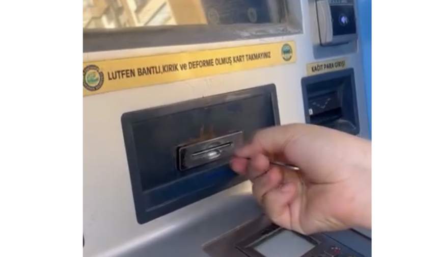 ESKİ Otomatında Kartını Cımbızla Çıkardı