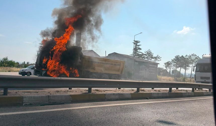 Eskişehir Çevre Yolunda Hafriyat Kamyonu Alev Alev Yandı