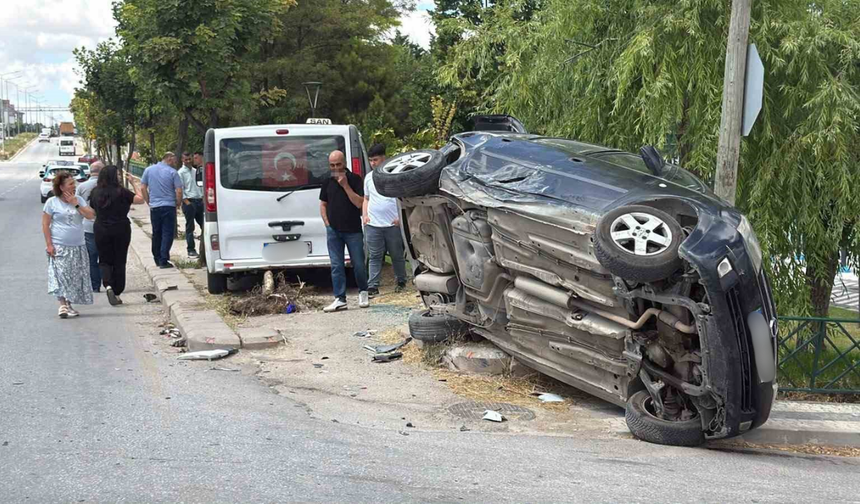 Eskişehir'de Dolmuş ile Otomobil Çarpıştı: 8 Yaralı