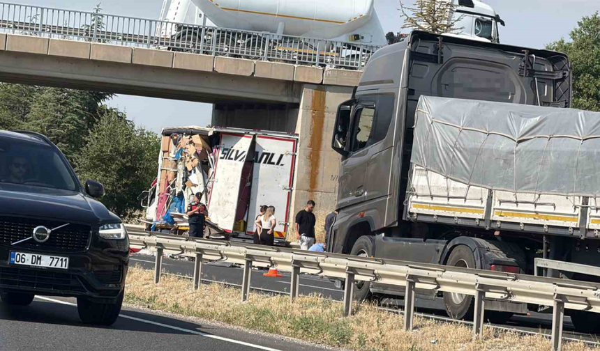 Eskişehir'de Arızalı Kamyonete Tır Çarptı: 1 Yaralı