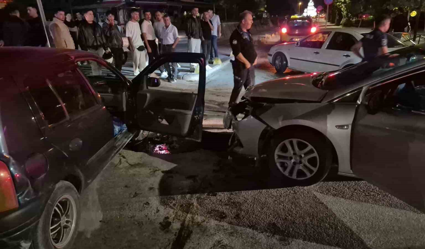 Eskişehir'de Beton Refüjü Aşıp Otomobile Çarptı: "Ben Orayı Düz Sandım"