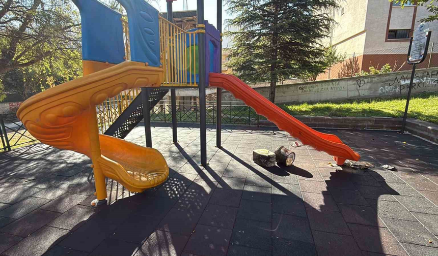 Eskişehir'de Çocuk Parkındaki Kaydıraklara Yanık Yağ Döküldü