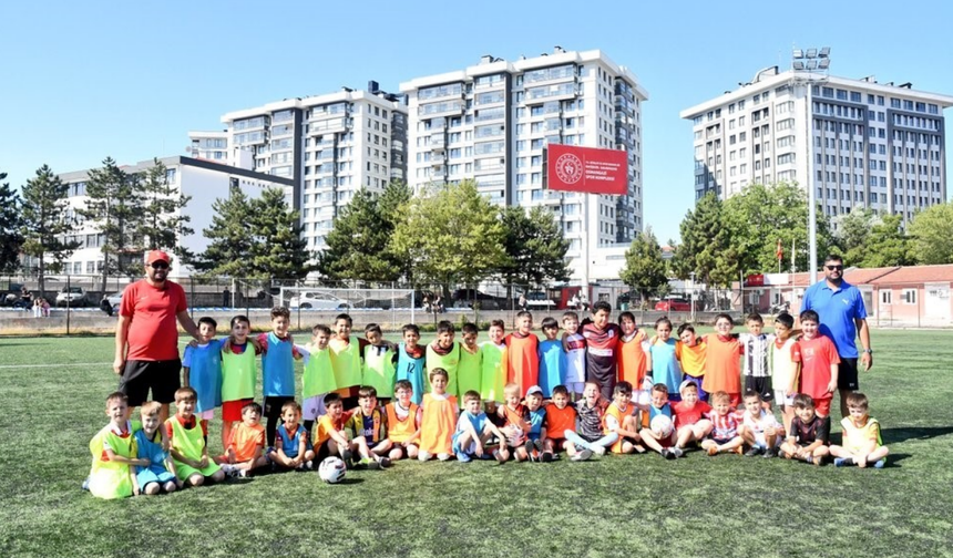 Eskişehir'de GSB Spor Okullarında Futbol Eğitimleri Sürüyor