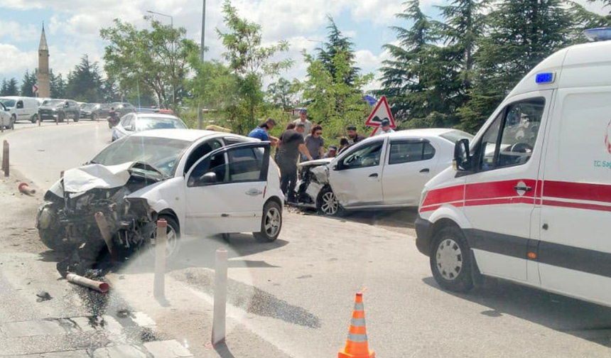 Eskişehir'de İki Otomobil Kafa Kafaya Çarpıştı: 2 Yaralı