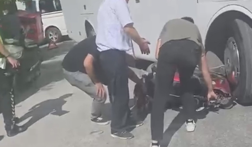 Eskişehir'de İşçi Servisiyle Çarpışan Motosikletli Yaralandı