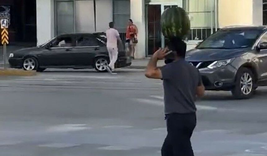 Eskişehir’de kafasında karpuzla telefonla konuşan adam görenleri şaşırttı
