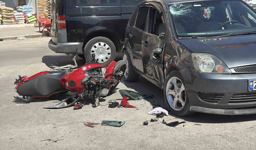 Eskişehir'de Motosiklet Otomobile Çarptı: 1 Yaralı