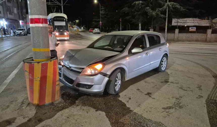 Eskişehir'de Otomobil Tramvay Direğine Çarptı: 1 Yaralı