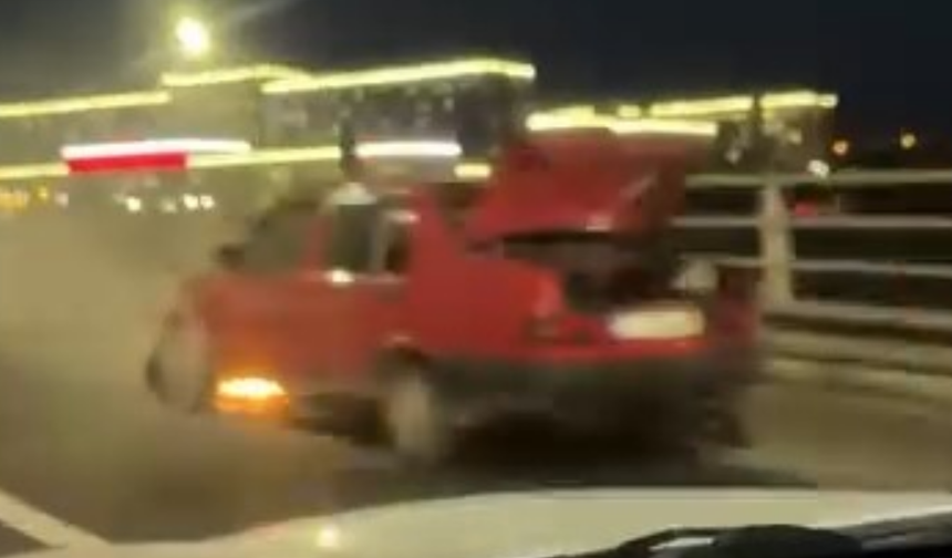 Eskişehir'de Seyir Halindeki Araç Alevlere Teslim Oldu