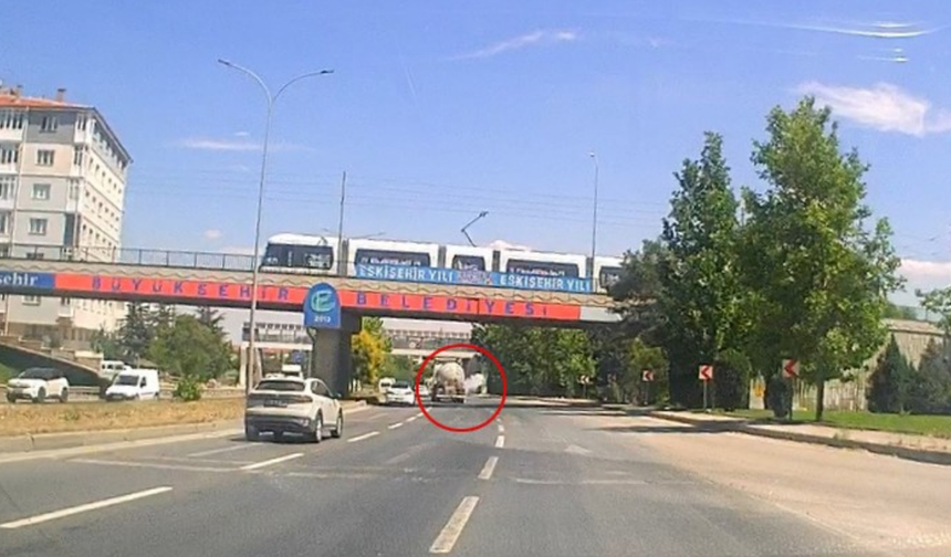 Eskişehir'de Tankerin Lastiği Seyir Halinde Patladı