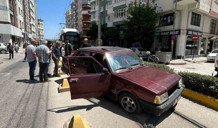 Eskişehir'de Tramvay Hattındaki Kaza Seferleri Aksattı