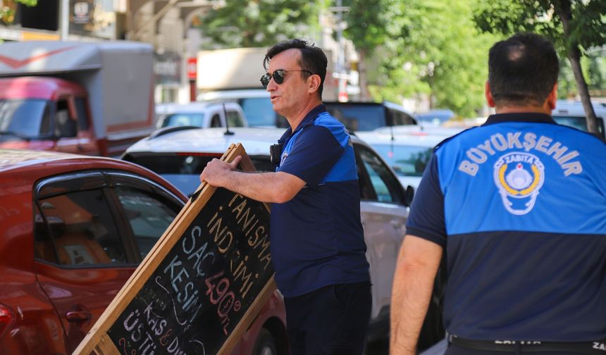 Eskişehir'de zabıta ekipleri kaldırım işgallerini tek tek kaldırıyor