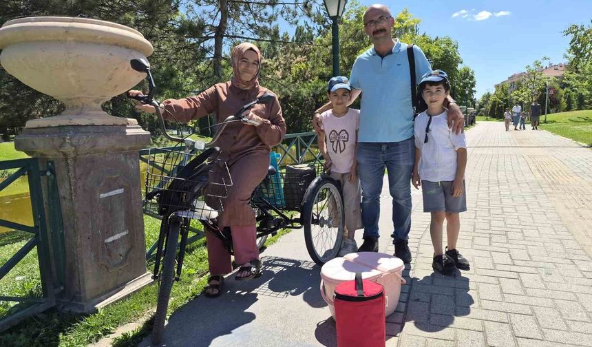 Eskişehirli minik kardeşler simit satarak hayatı öğreniyor