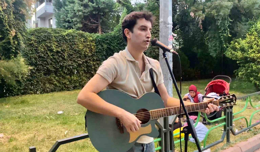 Eskişehirli Müzisyen Kendi Besteleri İçin Sokağı Seçti