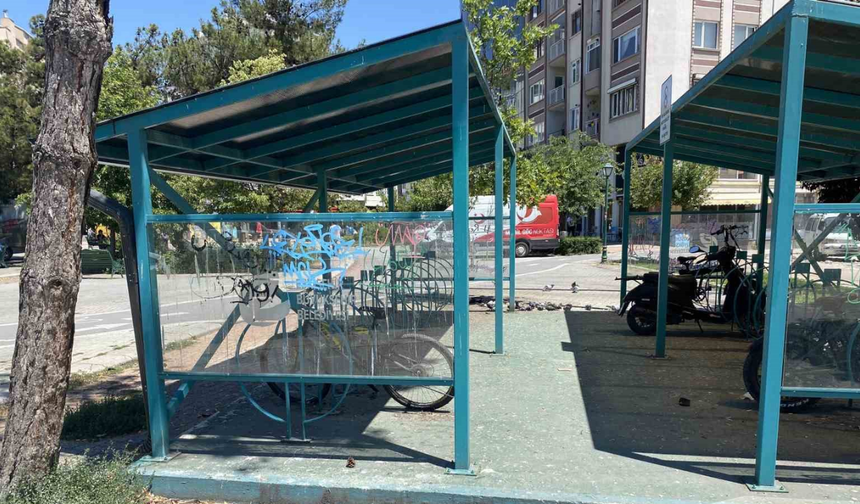Hoşnudiye'de Bisiklet Park Yerleri Bakımsız Kaldı