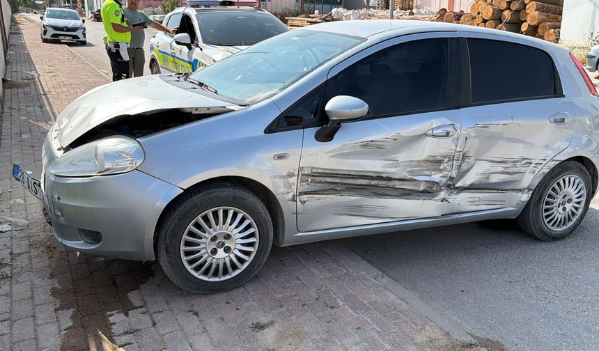 Kavşakta Çarpışan Otomobil Savrularak Evin Duvarına Çarptı