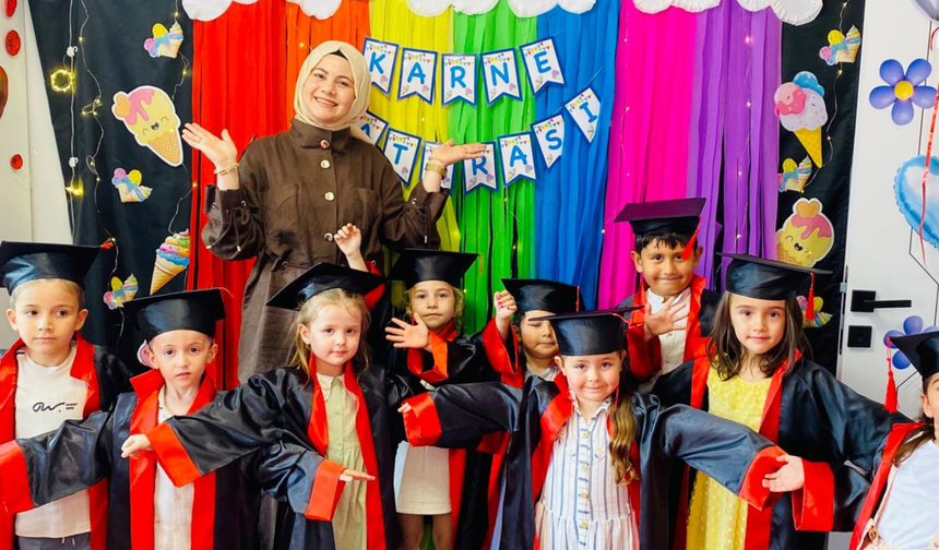 Minik Öğrencilerin İlk Karne Heyecanı