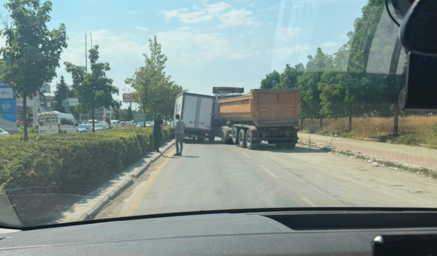 Emko Sanayi Sitesi Ana Caddesinde Kaza: Kamyon ve Hafriyat Tırı Çarpıştı