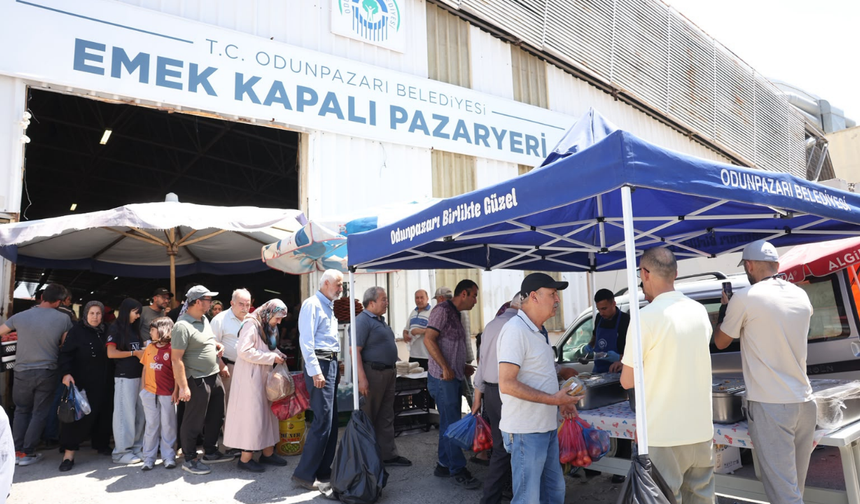 Odunpazarı Belediyesi Vatandaşlara Aşure İkram Etti