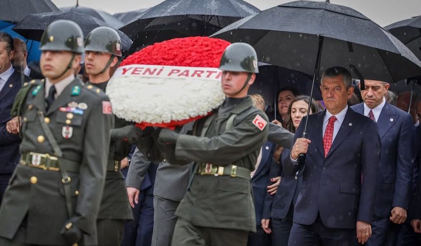 Özgür Özel, Yeni Parti Heyetiyle Anıtkabir'i Ziyaret Etti